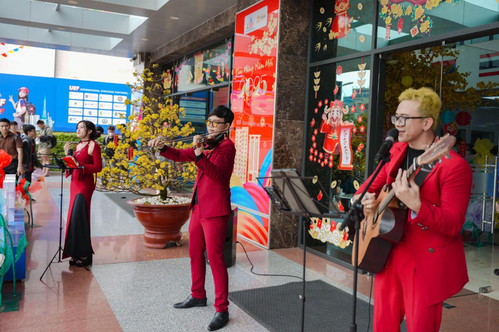 Ban nhạc chào đón hoành tráng ngày trở lại