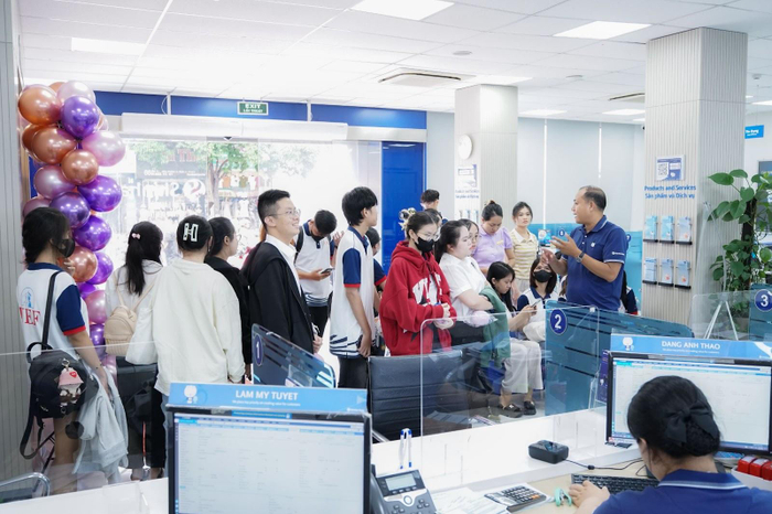 Sinh viên UEF học tập cùng chuyên gia tài chính và tham quan các doanh nghiệp trong lĩnh vực