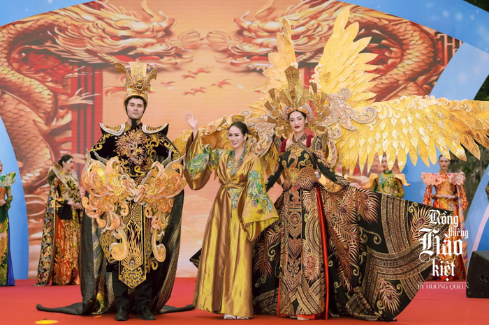 NTK Bùi Thanh Hương cùng Charlie Win và Nông Thúy Hằng trên sàn diễn