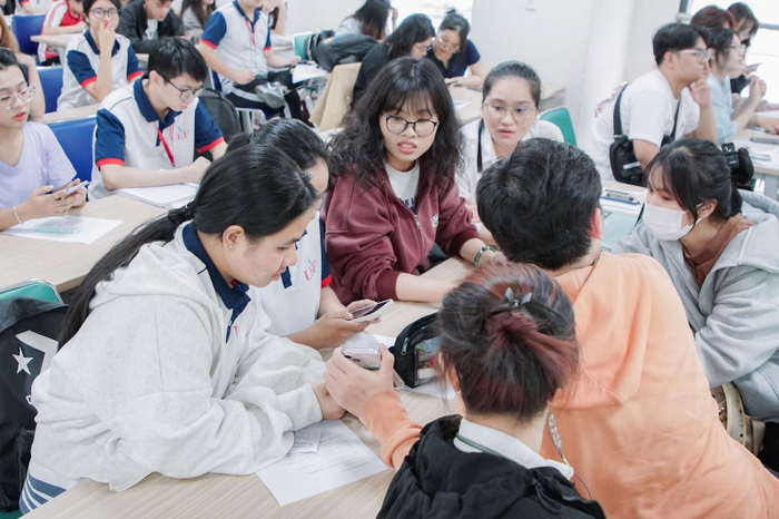 Sinh viên trao đổi tích cực tại hoạt động ‘Tea and Talk”