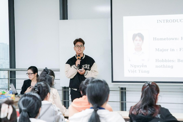 Sinh viên UEF làm diễn giả tại chương trình diễn ra hoàn toàn bằng ngoại ngữ
