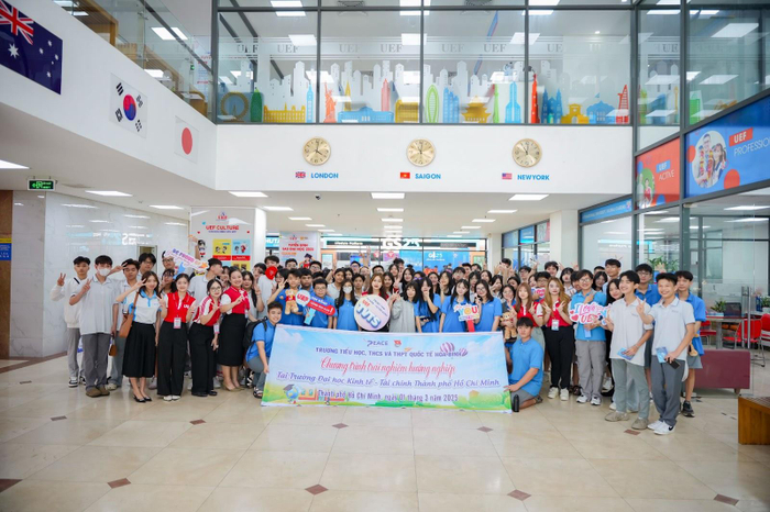 Học sinh THPT đến UEF tìm hiểu chính sách đăng ký học bổng sớm
