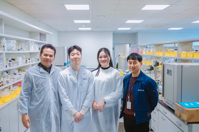 Ông Phạm Hồng thưởng với đối tác ENBIOSCIENCE tại phòng lab