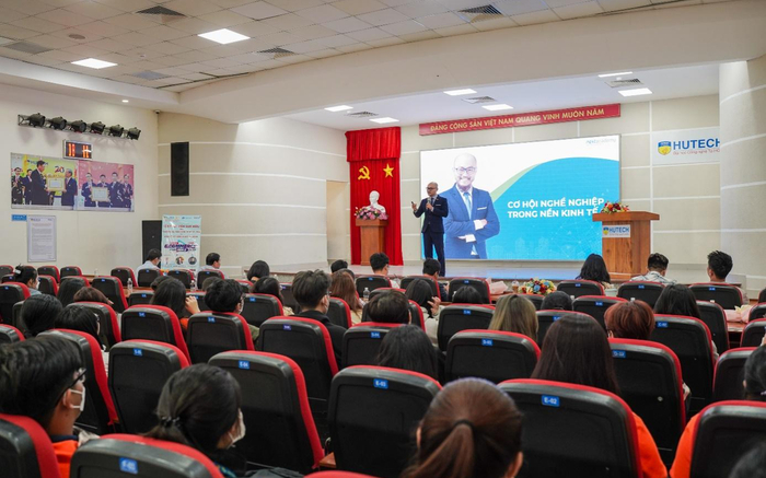 Bước vào sàn đấu Thương mại điện tử: Sinh viên HUTECH học bằng trải nghiệm thực tế Ảnh 2