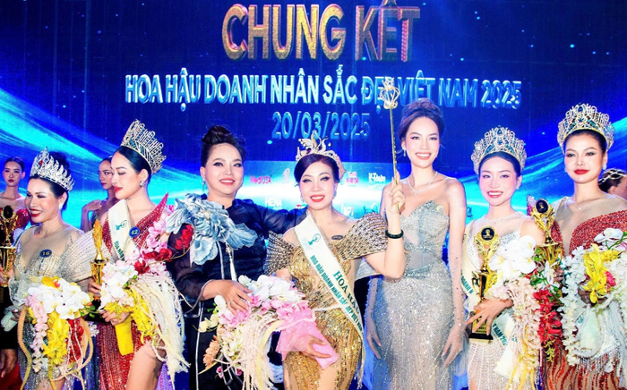 Tuyệt tác vương miện của nghệ nhân Hồ Thị Thanh Hương tại Hoa hậu Doanh nhân 2025 Ảnh 2