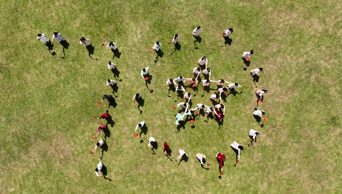 Các bạn trẻ cùng xếp hình số 70 - con số đại diện cho mốc son đáng tự hào của Thủ đô.