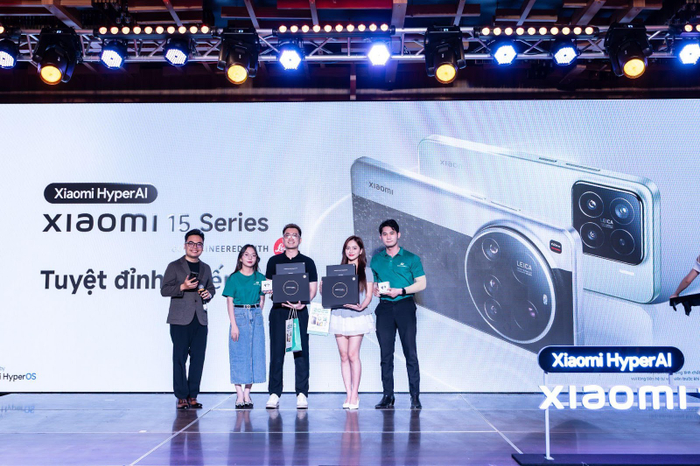 Chị Thu Hiền (người thứ 2 từ bên phải) - khách hàng tiên phong đặt sớm Xiaomi 15 Ultra tại Hoàng Hà Mobile