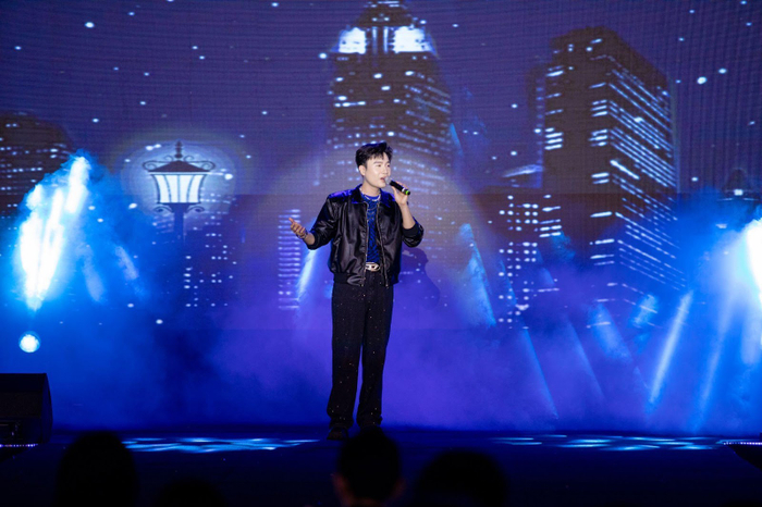 Anh trai Phạm Anh Duy mang loạt hit khuấy đảo đêm Gala Chung kết