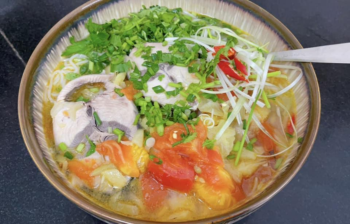 Bún cá ngừ là một món nước hấp dẫn, ắt hẳn sẽ hơi lạ với những du khách 2 miền Nam Bắc nhưng lại rất quen thuộc, mang hương vị quê hương của miền Trung nắng gió.