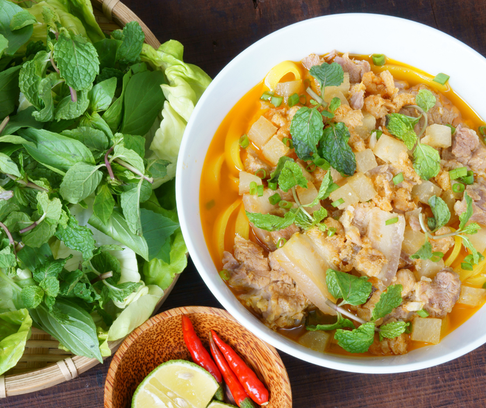 Sợi mì Quảng vàng óng ánh cùng nước dùng đậm đà tạo nên hương vị khó cưỡng cho món ăn