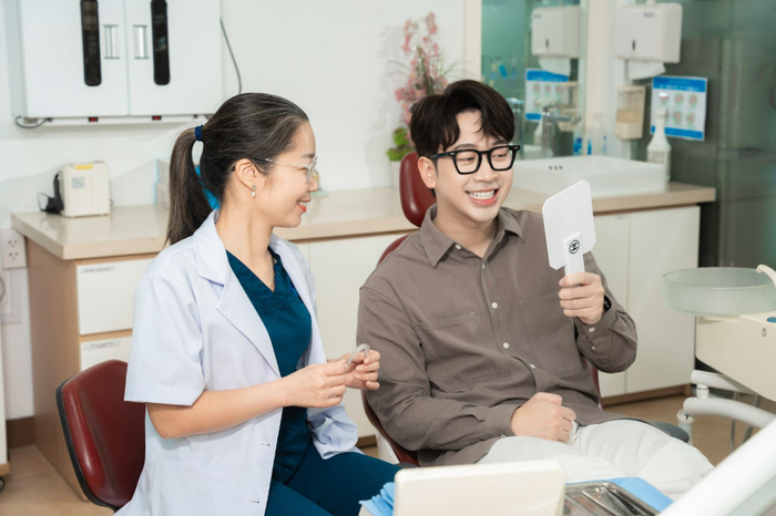 Ninh Tito trong ngày cuối cùng được Bác sĩ Phòng tháo những hạt attachment để kết thúc hành trình niềng răng