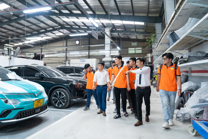 Sinh viên trực tiếp quan sát các bộ phận chức năng tại doanh nghiệp