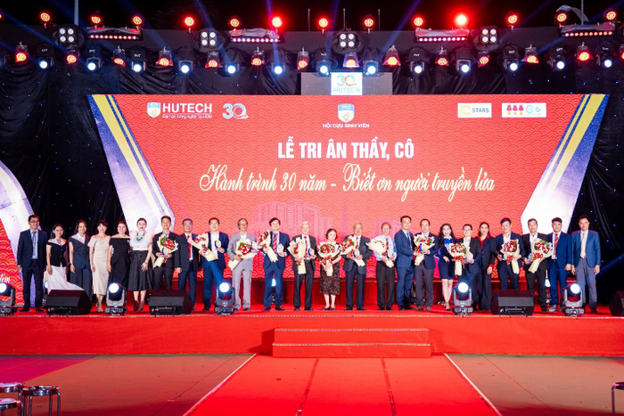 Những bó hoa tươi thắm được trao đến thầy cô như lời cảm ơn sâu sắc cho những đóng góp trong suốt ba thập kỷ qua