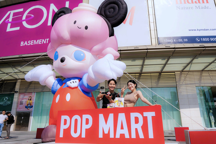 Nhân vật DIMOO “khổng lồ” cao 7m gây sự chú ý trong sự kiện “Meet The Giant DIMOO” tại Crescent Mall