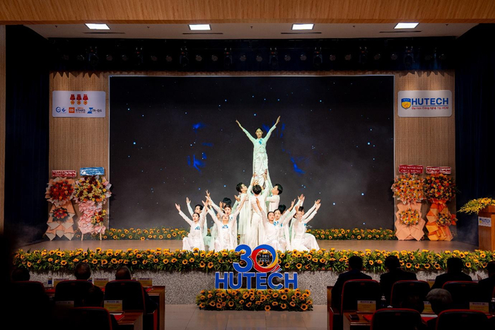 Những thước phim và hoạt cảnh tái hiện hành trình 30 năm phát triển của HUTECH