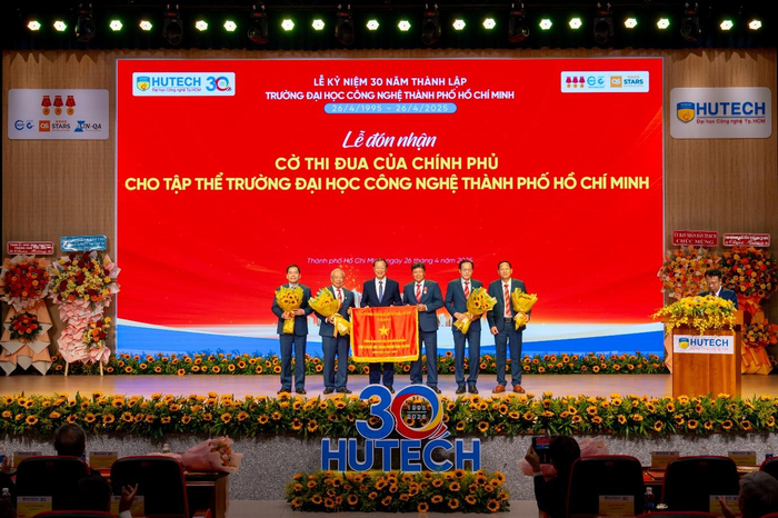 HUTECH đón nhận Cờ thi đua của Chính phủ tại Lễ kỷ niệm 30 năm
