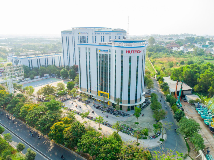HUTECH phát triển mạnh mẽ với cơ sở vật chất đồ sộ, môi trường giáo dục hiện đại