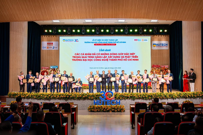 HUTECH vinh danh những cá nhân có nhiều đóng góp trong quá trình 30 năm xây dựng và phát triển