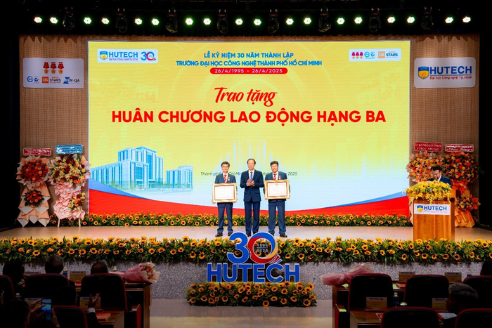 TS. Kiều Xuân Hùng và TS. Trần Đình Huy được trao tặng Huân chương Lao động hạng Ba
