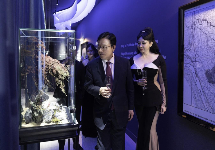 Khách hàng tận hưởng hành trình chọn trang sức đẳng cấp như tại các nhà mốt danh tiếng