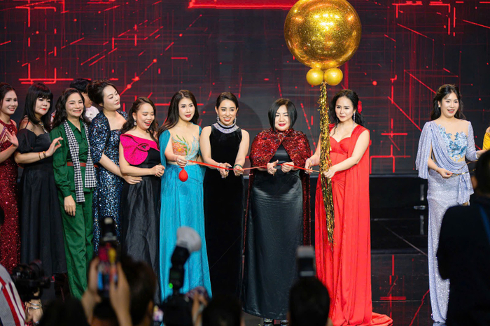 Bùi Thanh Hương cùng Madam Trang Lê trong giây phút trang trọng chúc mừng Happy Women tròn 1 thập kỉ