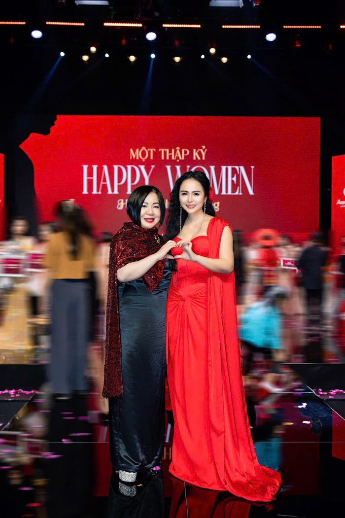 Bùi Thanh Hương cùng Madam Trang Lê chuẩn bị cho bữa tiệc sinh nhật Happy Women tròn 10 tuổi