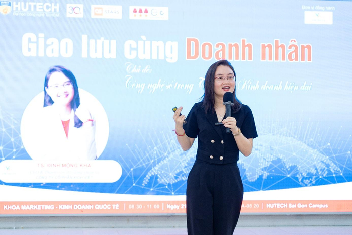 Giao lưu cùng chuyên gia, sinh viên tích luỹ kiến thức hữu ích ngoài sách vở