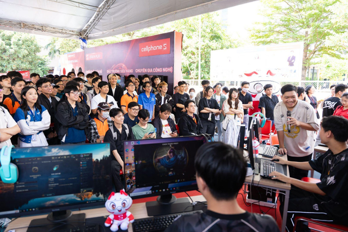 Sinh viên trải nghiệm sản phẩm công nghệ và tham gia thi đấu Esports