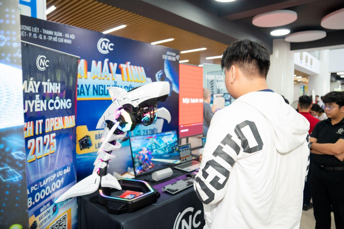 Không gian công nghệ tại HUTECH IT Open Day 2025 hút sinh viên tham quan, trải nghiệm Ảnh 2