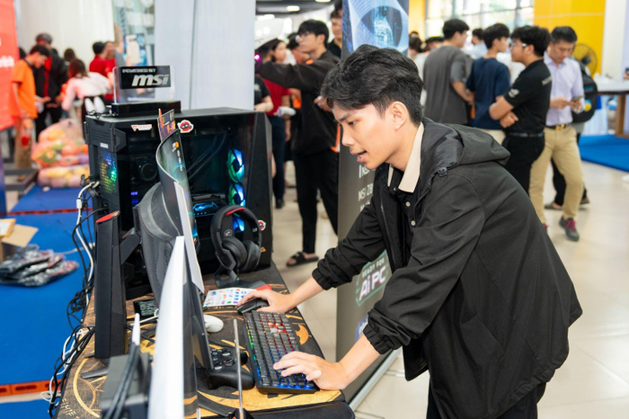 Không gian công nghệ tại HUTECH IT Open Day 2025 hút sinh viên tham quan, trải nghiệm Ảnh 1