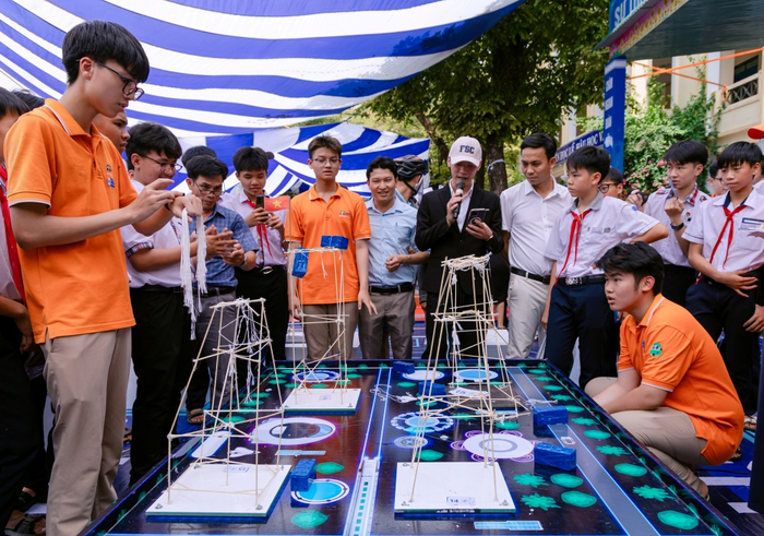 Sản phẩm mô hình nhà chống động đất của các đội thi trong cuộc thi AI Builders’ Showdown