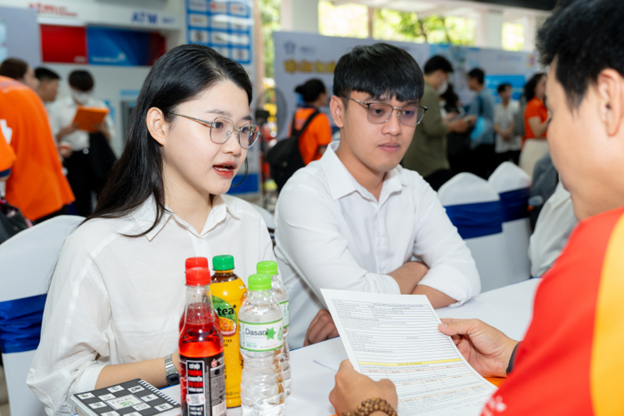Sinh viên trao đổi cùng nhà tuyển dụng và ứng tuyển trực tiếp tại ngày hội việc làm