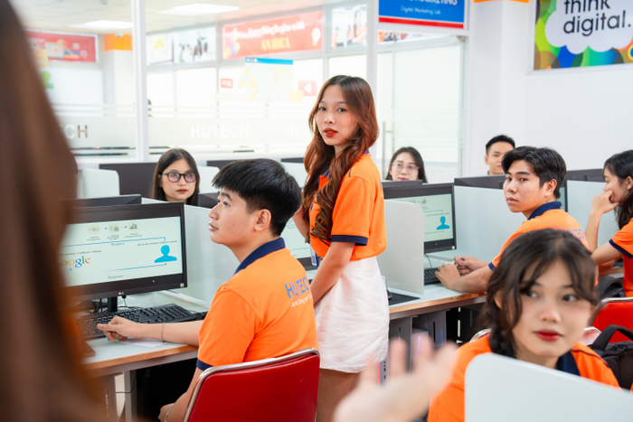Giờ học tại phòng thực hành của sinh viên ngành Digital Marketing