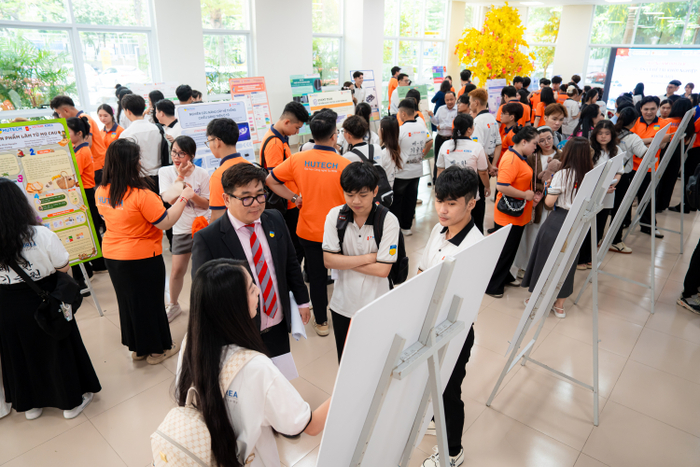 Doanh nghiệp Hàn săn nhân sự trẻ của HUTECH tại Ngày hội Văn hóa và Tuyển dụng Việt - Hàn 2025 Ảnh 5
