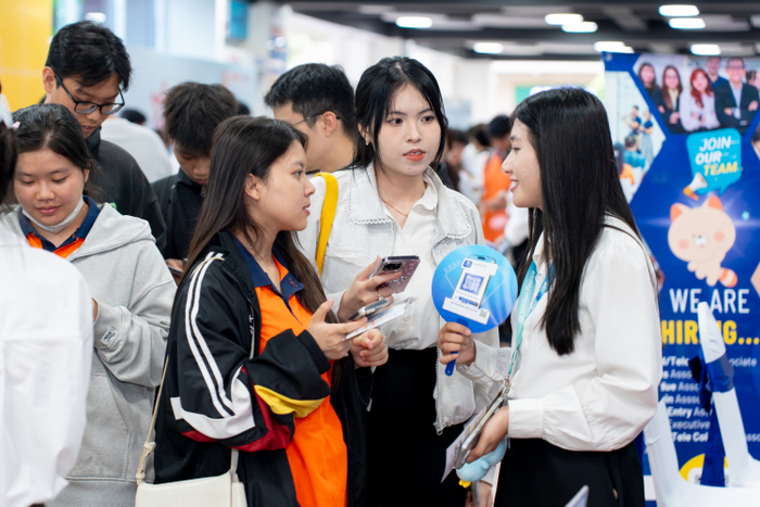 Sinh viên tìm hiểu nhu cầu tuyển dụng từ doanh nghiệp