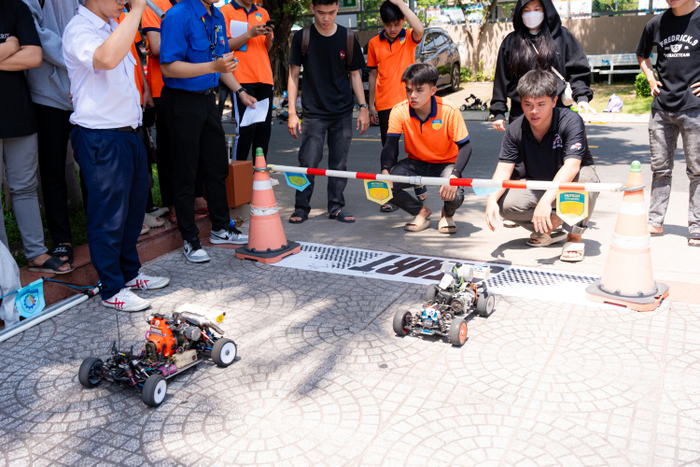 Sân trường rực lửa đam mê khi các đội thi bứt tốc chinh phục đường đua 