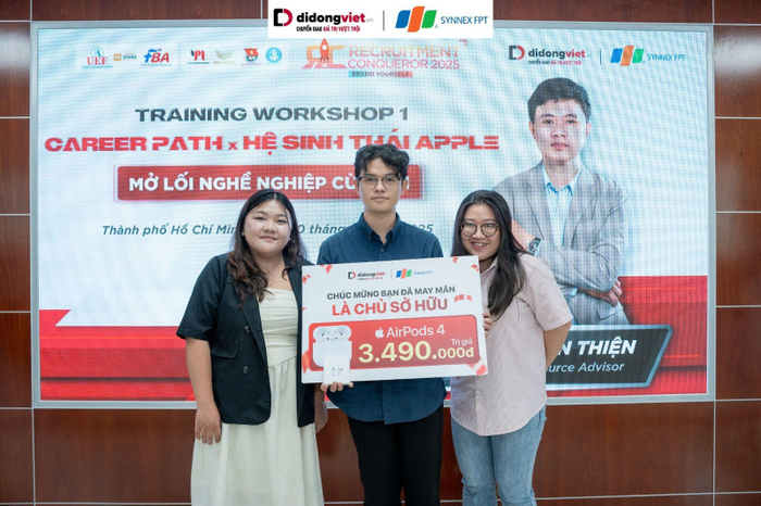 Sinh viên may mắn sở hữu quà giá trị tại workshop