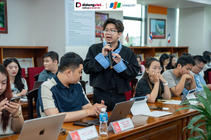 Các bạn sinh viên trao đổi nhiệt tình với những chủ đề liên quan tới công nghệ cũng như nghề nghiệp trong tương lai.