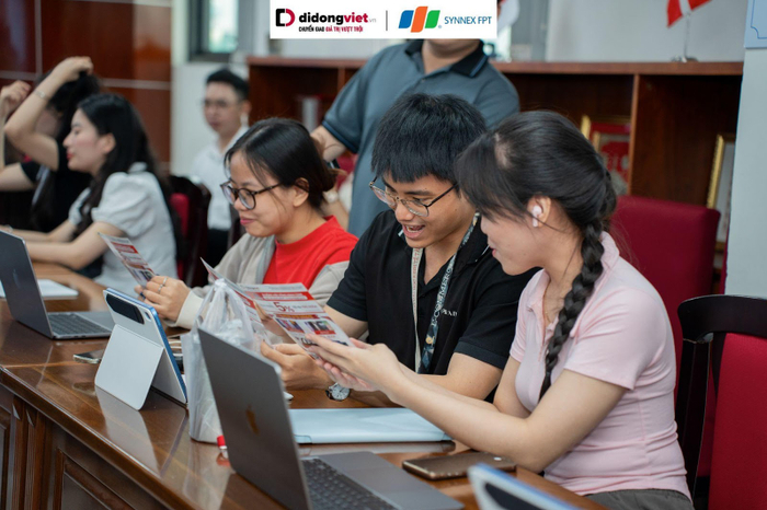 Nhiều sinh viên thích thú với các hoạt động diễn ra trong buổi workshop này