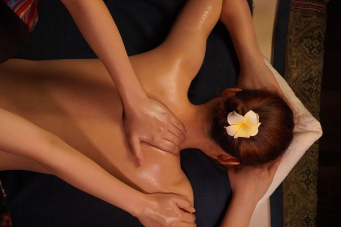 Massage thư giãn với tinh dầu thiên nhiên