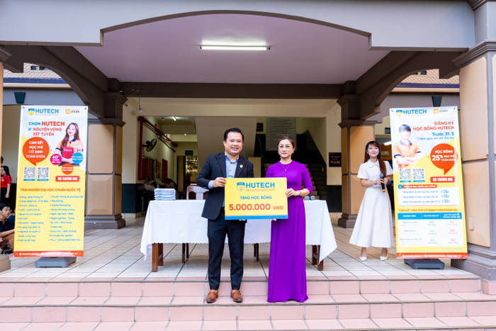 HUTECH trao tặng 5 triệu đồng vào quỹ học bổng của các trường phổ thông