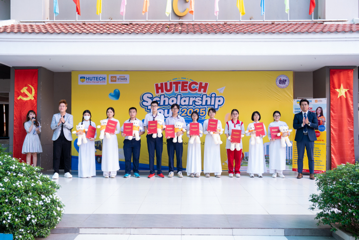 HUTECH Scholarship Tour 2025 tiếp thêm động lực cho các em học sinh trên hành trình chinh phục tri thức