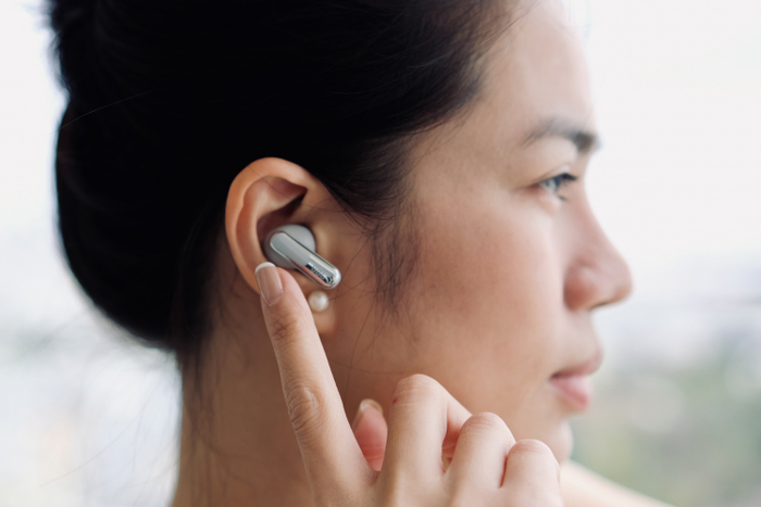 Live Beam 3 có thiết kế màu sắc nhã nhặn, sang trọng. Tai nghe dạng ống ngắn, đeo vừa vặn và nhẹ nhàng. Trải nghiệm thực tế sử dụng liên tục vài tiếng mà không hề khó chịu.