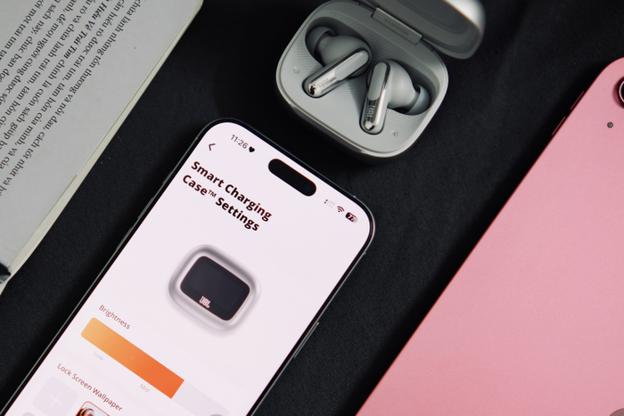 JBL Live Beam 3 còn có khả năng kháng nước và bụi IP55, giúp người dùng thoải mái sử dụng trong nhiều tình huống thường ngày. Từ chạy bộ, tập gym hay đến sử dụng dưới thời tiết mưa nhỏ. Bên cạnh đó, người dùng có thể tuỳ biến thêm nhiều tính năng thông qua app JBL Headphones.