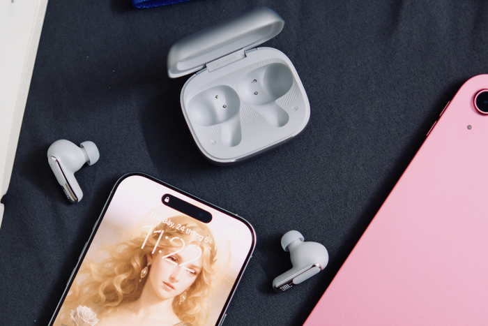 Live Beam 3 được trang bị 6 mic giúp lọc tiếng ồn rất hiệu quả. Điều này giúp cho việc họp online hay gọi điện ở quán cà phê hay ngoài đường vẫn nghe rõ ràng như đang ngồi phòng riêng. Ngoài ra, tai nghe có thời lượng 12 tiếng dùng liên tục, 48 tiếng nếu kèm hộp sạc. Đáng chú ý hộp sạc có khả năng sạc nhanh thông qua cổng USB-C và sạc không dây chuẩn QI. 