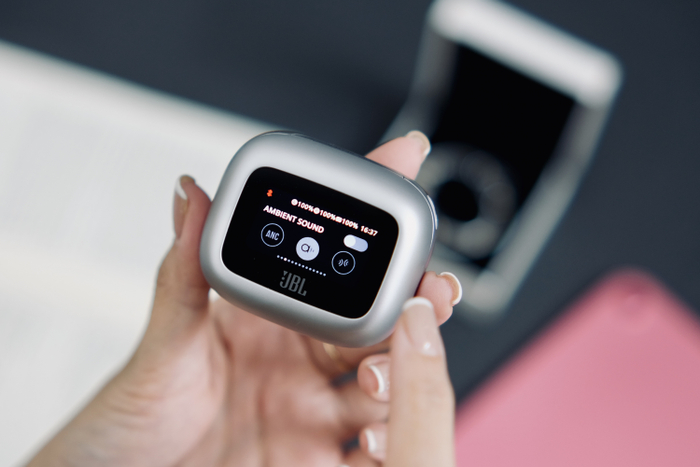 Tai nghe có khả năng tự điều chỉnh mức chống ồn theo môi trường hiện tại của bạn, từ văn phòng yên tĩnh, quán cà phê hay ngoài đường phố ồn ào. JBL Live Beam 3 còn sở hữu một tính năng nhỏ nhưng cực tiện dụng khi tự giảm âm lượng khi có người đang nói chuyện với bạn.
