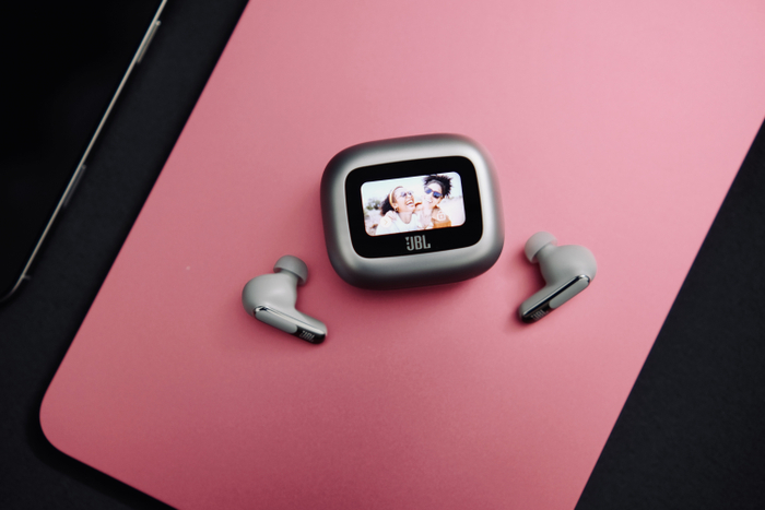 Ấn tượng ngay khi mở hộp, JBL Live Beam 3 sở hữu màn hình cảm ứng ngay trên hộp sạc. Có thể sử dụng để để chỉnh âm lượng, chuyển bài, bật/tắt chống ồn, thậm chí còn đổi được hình nền theo sở thích nữa.