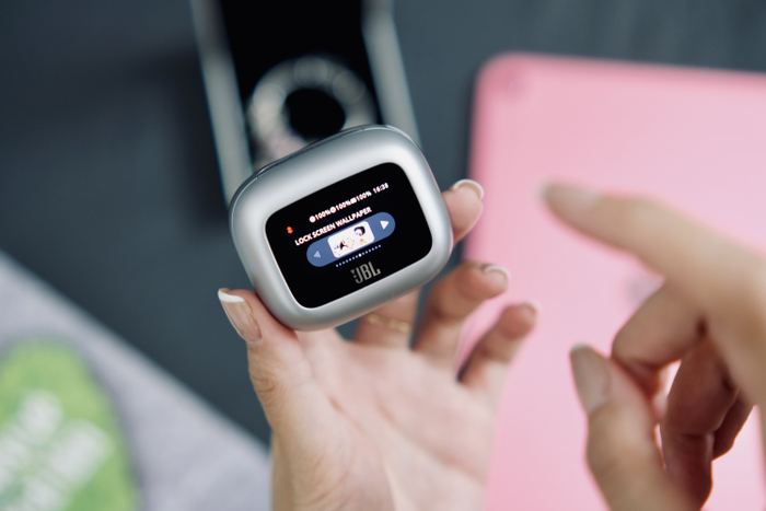 Bass sâu, âm trung rõ, treble sáng. JBL Live Beam 3 phù hợp để có thể nghe ballad, dân ca trữ tình hay đến EDM đều rất ấn tượng. 