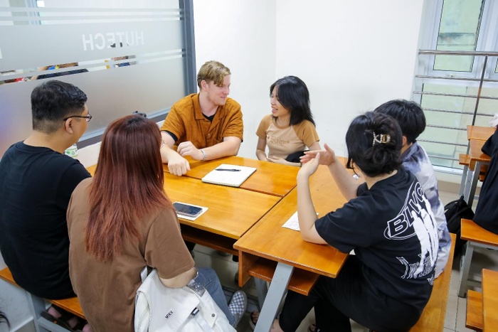 Sinh hoạt câu lạc bộ tiếng Anh cũng là hoạt động ngoại khóa thú vị trong hành trình học tập tại HUTECH