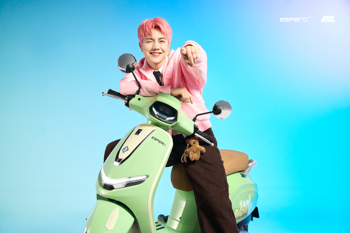 Thân xe được in tên JSOL, nổi bật khi di chuyển giữa đám đông  